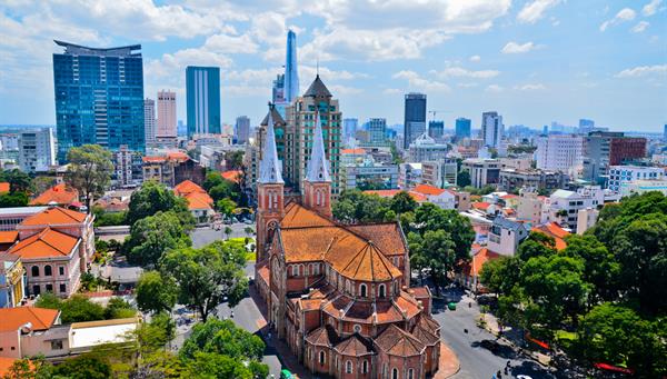 Ho Chi Minh: Destaca por sus monumentos coloniales franceses, como la catedral de Notre Dame.
